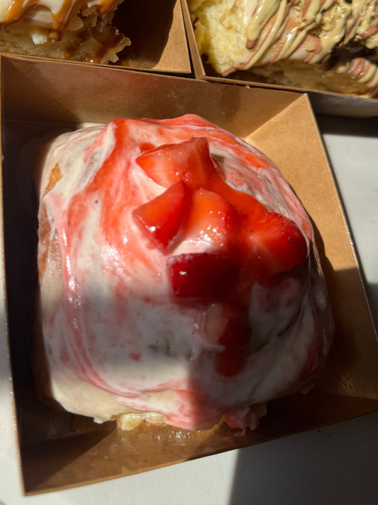 Fresas con Crema Cinnamon Roll